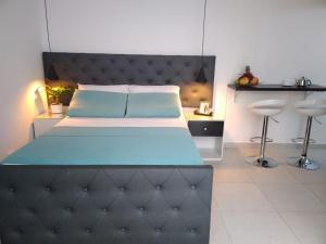 VIP Apartasuites Rosales客房内的一张或多张床位