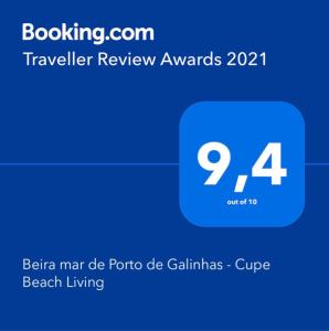 嘎林海斯港Beira mar de Porto de Galinhas - Cupe Beach Living的手机的屏幕,有那个男人死在大牙塔上