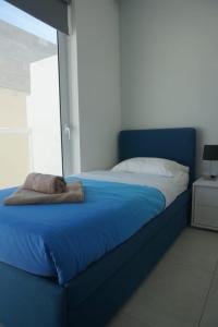 Sea View Penthouse Mellieha Bay客房内的一张或多张床位