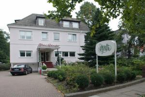 汉堡施密特酒店的前面有标志的白色房子