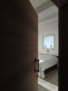 BondoneIdroblu Bondone Lago d'Idro的通往卧室的门,卧室配有床和窗户