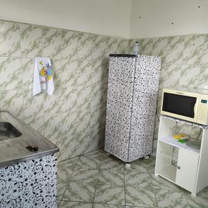 巴鲁埃里Quarto Duplo Confort的一间带微波炉和冰箱的小厨房