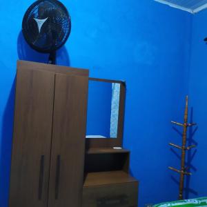 巴鲁埃里Quarto Duplo Confort的梳妆台,配有镜子和蓝色的墙壁