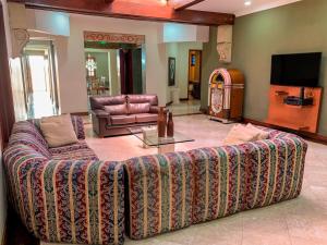 卡利Casa Veraneras de San Fernando的带沙发和电视的客厅
