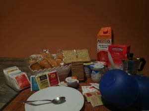 恩纳Anchida casa vacanze的一张桌子,上面有面包,盘子和勺子
