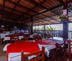 安格拉杜斯雷斯Pousada das Flores的一间设有桌椅的海景餐厅