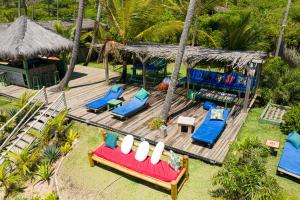 马劳Butterfly House Bahia的享有度假胜地的空中景致,设有椅子和甲板