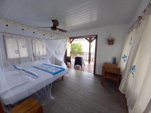 法卡拉瓦Fafapiti Lodge Fakarava的一间卧室配有一张带吊扇的床