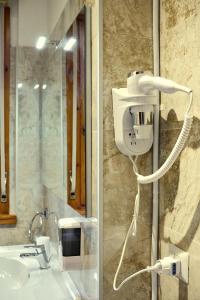 阿萨哥Apartment Forum III的一间带水槽和镜子的浴室