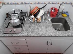 皮奇勒姆Hospedaje Los Abuelos的厨房柜台设有水槽和茶壶