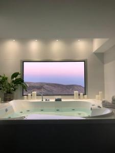 阿拉德" ARADA " Luxury House的带浴缸的浴室和大窗户