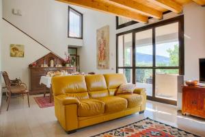 卡普里诺韦罗内塞Carmen de Nella Eco Lodge 4*的客厅配有黄色的沙发和桌子