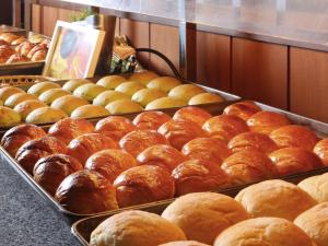 日光鬼怒川广场酒店的面包店内展示的面包和糕点