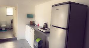 威廉斯塔德Apartment Curacao的厨房配有白色冰箱和水槽