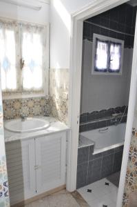 马赫迪耶Dar El Fatimid sur le port de Mahdia free WIFI的浴室配有盥洗盆和浴缸。