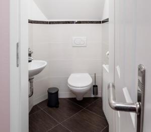 苏尔Ferienwohnung Julia的白色的浴室设有卫生间和水槽。