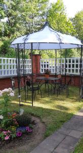 苏尔Ferienwohnung Julia的庭院内带野餐桌的凉亭