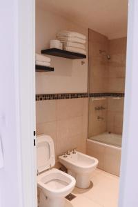 坦迪尔Administración MAIPU 2E DEPTO PREMIUM的浴室配有卫生间、盥洗盆和浴缸。