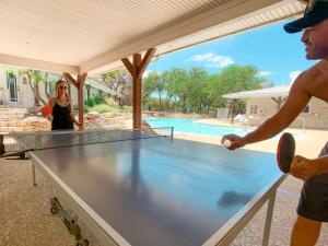 圣安东尼奥Sun Retreats San Antonio West的打乒乓球的男人和女人
