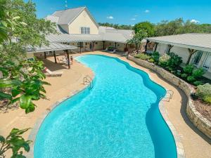 圣安东尼奥Sun Retreats San Antonio West的房屋前游泳池的空中景致