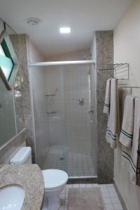 伊波茹卡FLAT MARULHOS的带淋浴、卫生间和盥洗盆的浴室