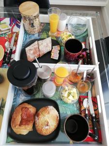 克莱蒙费朗Monts Dôme的桌上的早餐食品和饮料托盘