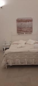 莱切Casa Vacanze Laura1的白色卧室配有床和书桌
