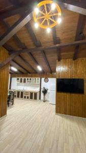 科尔布Casa de lemn的大房间设有天花板和吊灯