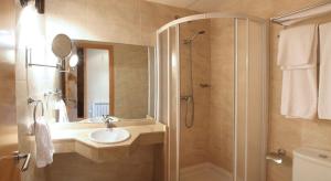 巴雷罗斯巴尔肯圣巴托洛酒店的带淋浴、盥洗盆和淋浴的浴室