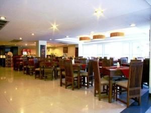 华欣塔纳维特酒店与温泉中心的餐厅内带桌椅的用餐室