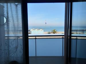 马洛塔TERRAZZA SUL MARE的客房可从窗户欣赏到海滩美景