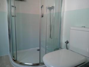 卡索拉Cazorla Suite的一间带卫生间和玻璃淋浴间的浴室