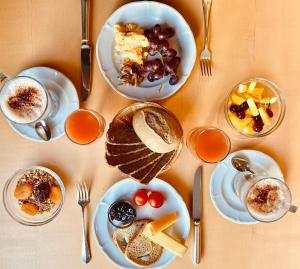 采尔马特摩羯座酒店 的餐桌上放着食物和甜点