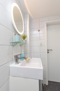 圣路易Tranquil City Haven close to Airport & Basel的白色的浴室设有水槽和镜子