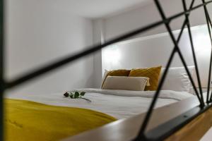 沃洛斯Jolie maison Volos的一间卧室配有一张黄色毯子床