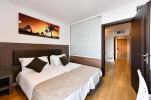 提比里亚Club Hotel Tiberias - Suites Hotel的一间卧室,卧室内配有一张大床