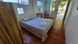托尔图格罗Hotel Pura Natura Beachfront Tortuguero的一间卧室配有一张床,上面有两条毛巾