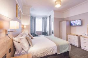 托基林杜姆旅馆的一间酒店客房,配有一张床和一台电视