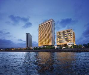 孟买孟买欧贝罗伊酒店的两座高楼,靠近水体