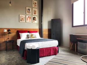 巴拿马城Canova的一间卧室配有一张大床和一架钢琴