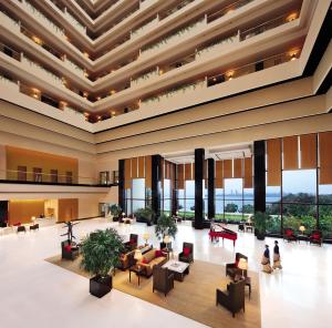 孟买孟买欧贝罗伊酒店的大堂,设有桌椅