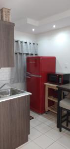 伊莎贝拉Mar Bonita Beach Appartment II的厨房配有红色冰箱和水槽