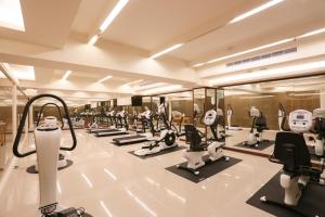 礁溪山多利大饭店的健身房拥有许多跑步机和机器