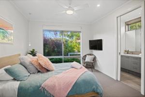 QuindalupOcean Cove Chalet的一间卧室设有一张大床和一个窗户。