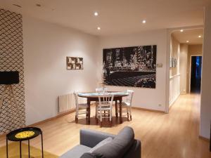 图勒Tulle : bel appartement lumineux en centre ville的客厅配有桌子和沙发