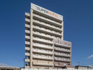 泉佐野Super Hotel Kanku Kumatoriekimae的上面有超级酒店标志的建筑