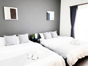 OUCHI HOTEL SUITE Temma客房内的一张或多张床位