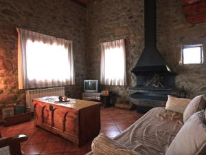 Traveseres卡尔玛泰埃特乡村民宿的带沙发和壁炉的客厅