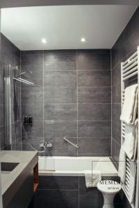 克诺克－海斯特The Memlinc的带淋浴、浴缸和盥洗盆的浴室