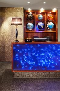 美因河畔法兰克福25小时高盛酒店的一间灯室里的大型蓝色水族馆